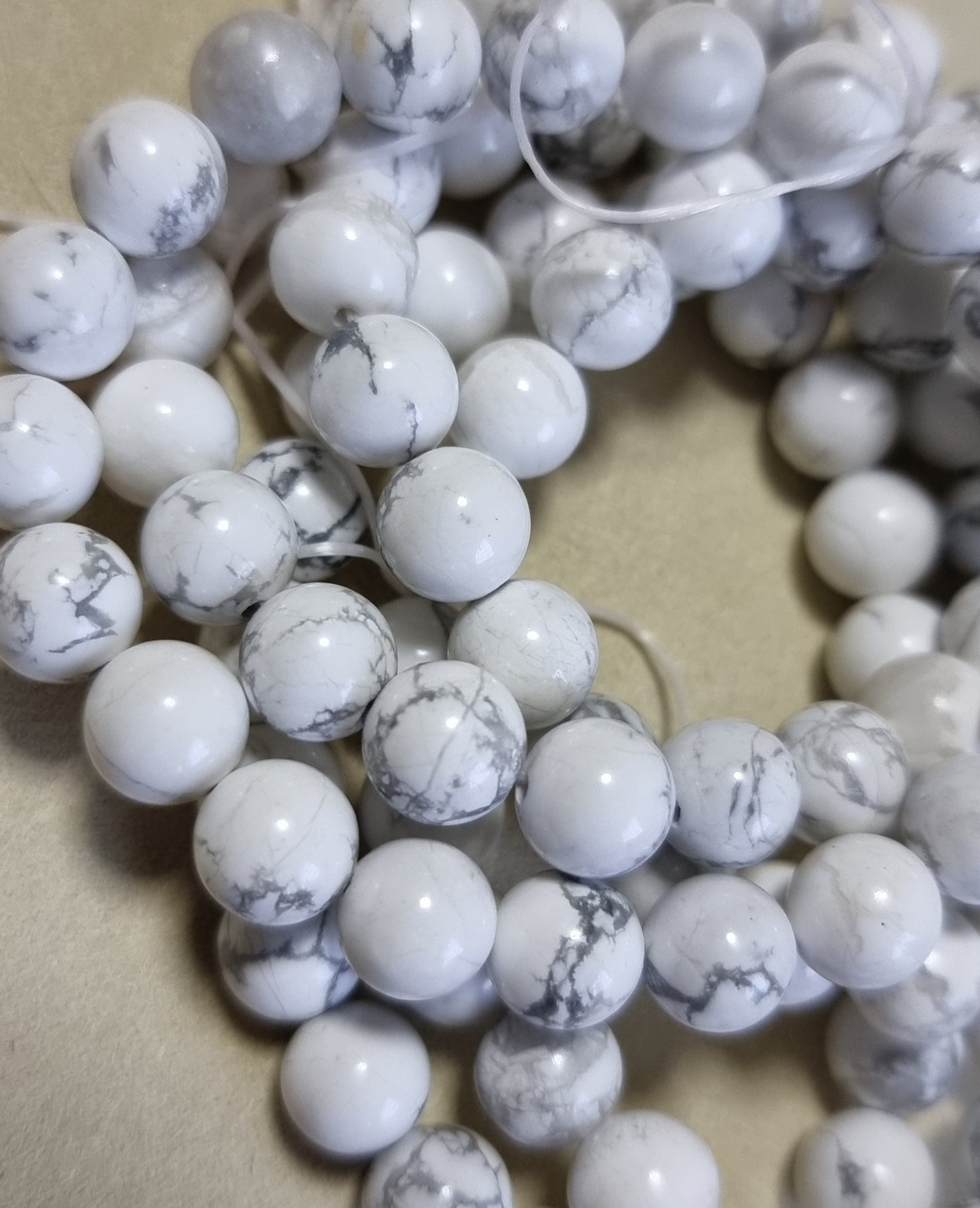 Howlite 8.5mm (Premium Grade) 白纹石